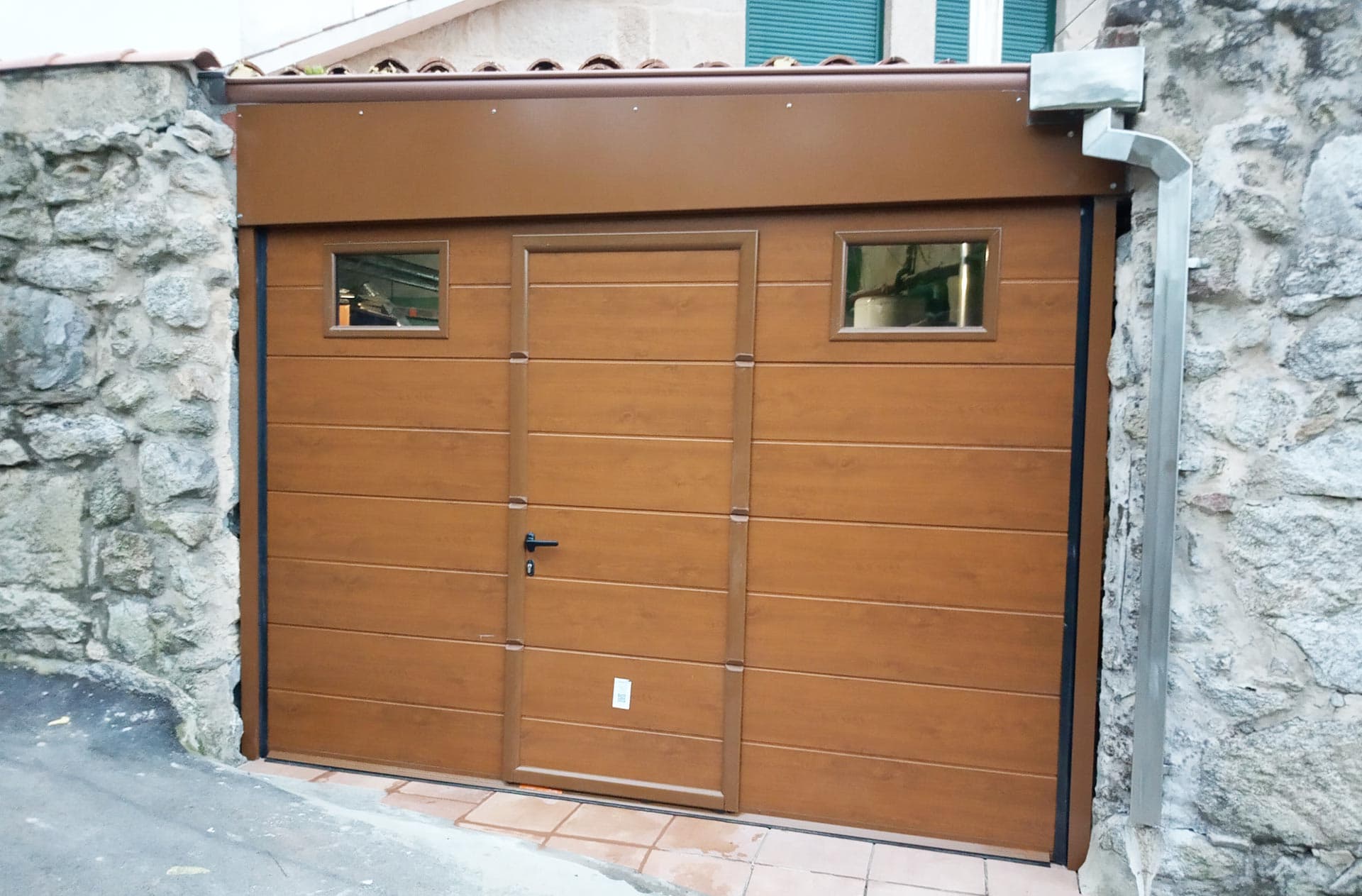   Tenemos tu nueva puerta de garaje en Pontevedra