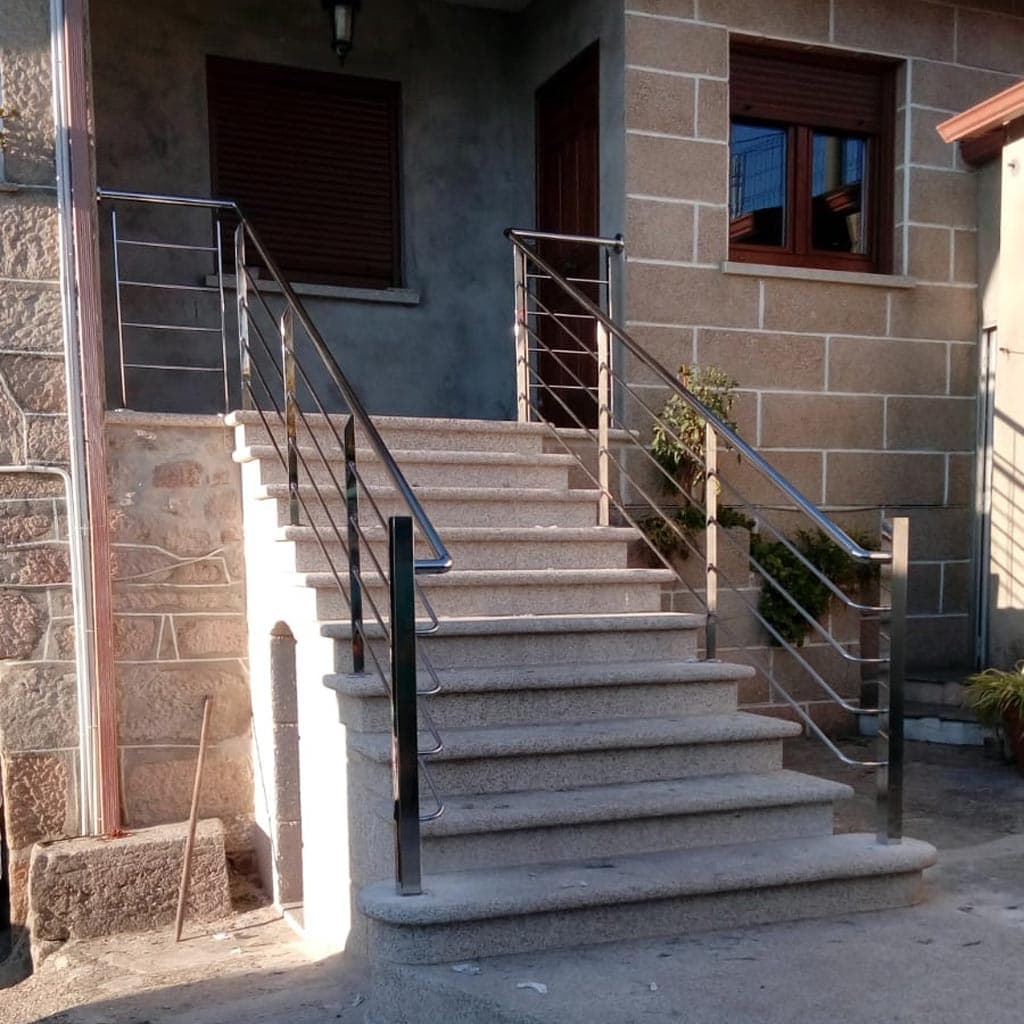 ¿Quieres mejorar la accesibilidad de tu vivienda con un pasamanos de acero?